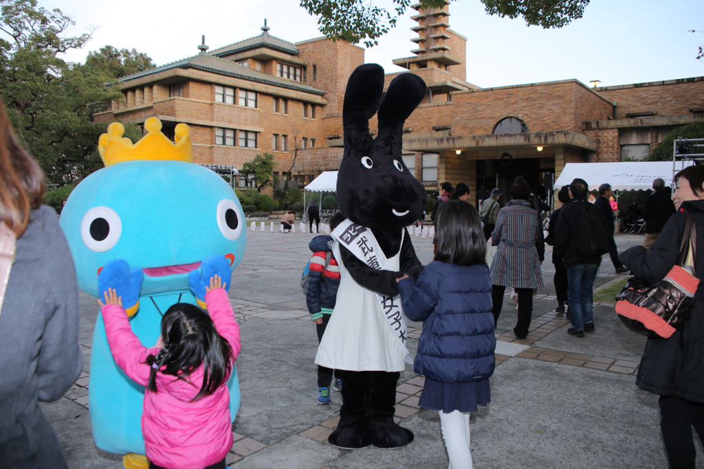 武庫川学院のキャラクター「ラビー」（右）と西宮市観光キャラクター「みやたん」（左）