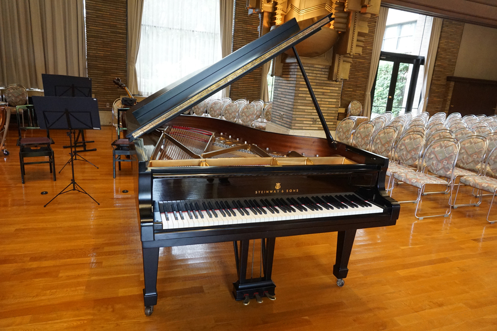 西独スタインウェイ社製のB-211型グランドピアノ