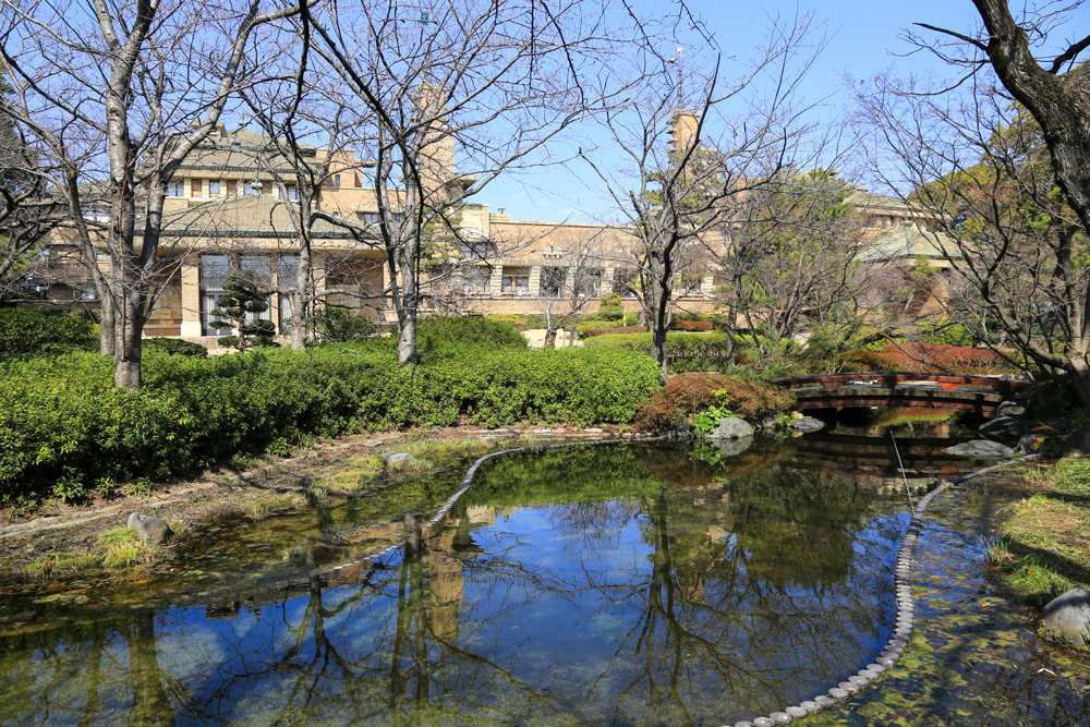 南庭園の池越しに見た甲子園会館。木の葉が落ちて見え易くなった姿は冬だけのシャッターチャンス。