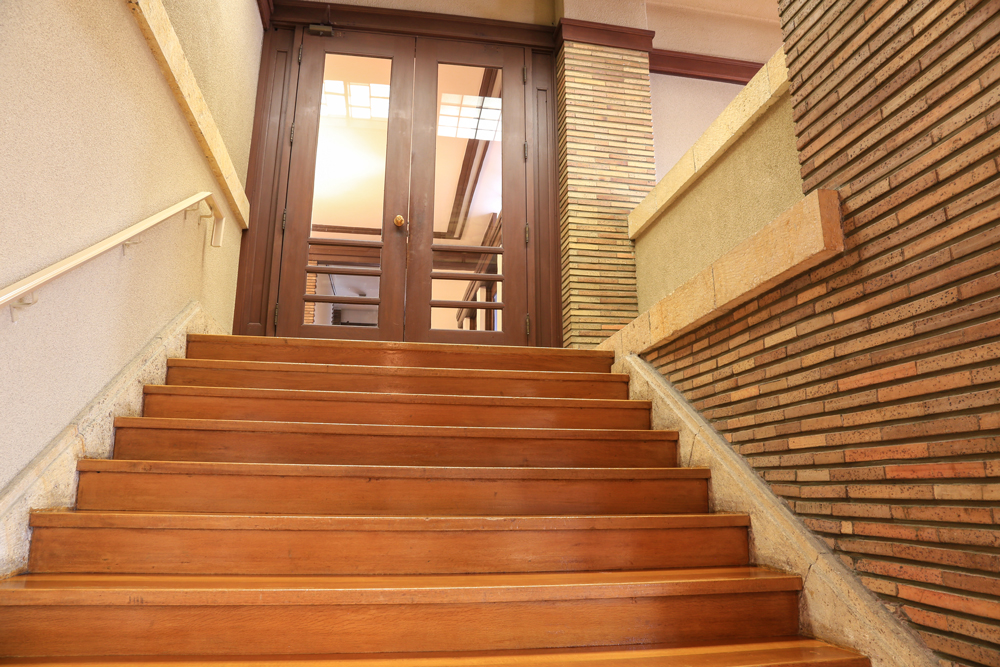 西ホール（甲子園ホテル時代のバンケットホール）入口の階段