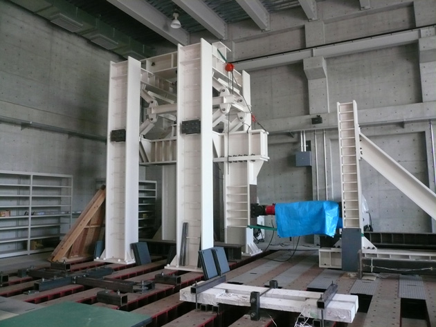 Picture 1: Large-Scale Structural Experiment Apparatus installed at Structural Laboratory in Mukogawa Women’s University