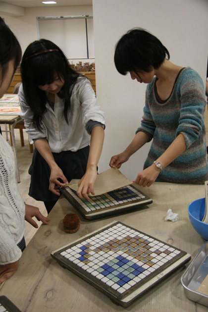 紙貼り作業を体験
